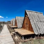 Cabañas tipo A-frame con techo de palma y terrazas de madera en el glamping Cubagua Lodge, isla de Cubagua, Nueva Esparta, Venezuela