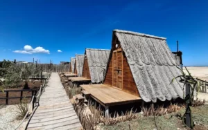 Cabañas tipo A-frame con techo de palma y terrazas de madera en el glamping Cubagua Lodge, isla de Cubagua, Nueva Esparta, Venezuela