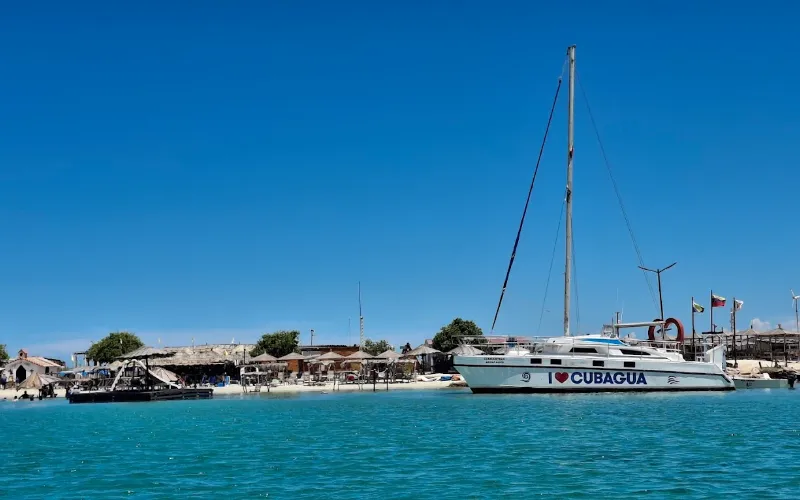 Velero con la inscripción "I Love Cubagua" anclado frente al glamping Cubagua Lodge, isla de Cubagua, Nueva Esparta, Venezuela