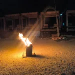 Fogata en la arena durante la noche frente a las instalaciones del glamping Cubagua Lodge, isla de Cubagua, Nueva Esparta, Venezuela