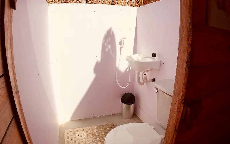 Baño privado con ducha, lavamanos y sanitario dentro de una cabaña del glamping Cubagua Lodge, isla de Cubagua, Nueva Esparta, Venezuela