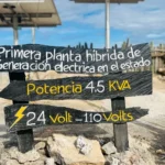 Señalización de la primera planta híbrida de generación eléctrica del estado en el glamping Cubagua Lodge, isla de Cubagua, Nueva Esparta, Venezuela