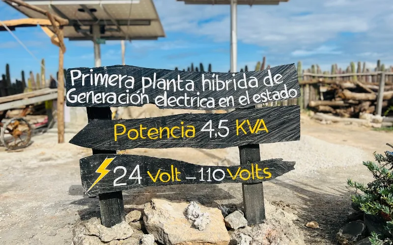 Señalización de la primera planta híbrida de generación eléctrica del estado en el glamping Cubagua Lodge, isla de Cubagua, Nueva Esparta, Venezuela