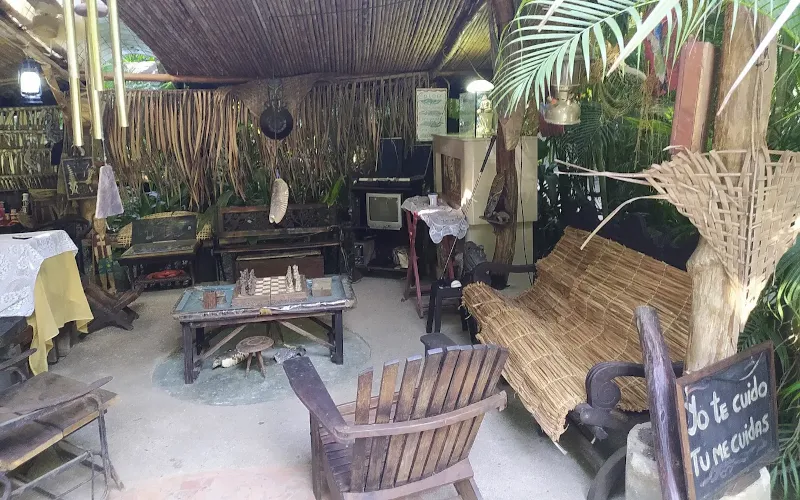 Sala comunal de la posada La Fuente con mobiliario rústico, hamaca y decoración natural en Caruao, La Guaira, Vargas, Venezuela