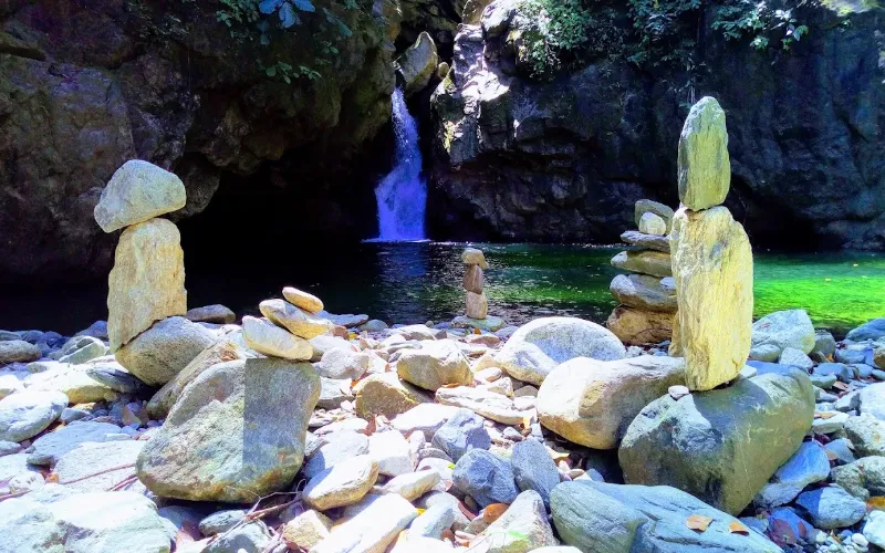 Cascada de aguas cristalinas con pozas naturales y piedras apiladas cerca de la posada La Fuente en Caruao, La Guaira, Vargas, Venezuela