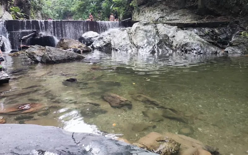 Cascada y poza natural de aguas transparentes para nadar cerca de la posada La Fuente en Caruao, La Guaira, Vargas, Venezuela