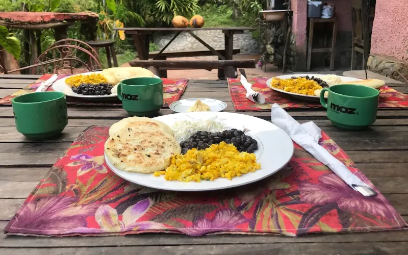 Desayuno venezolano tradicional con arepas, caraotas y huevos servido al aire libre en la posada La Fuente, Caruao, La Guaira, Vargas, Venezuela