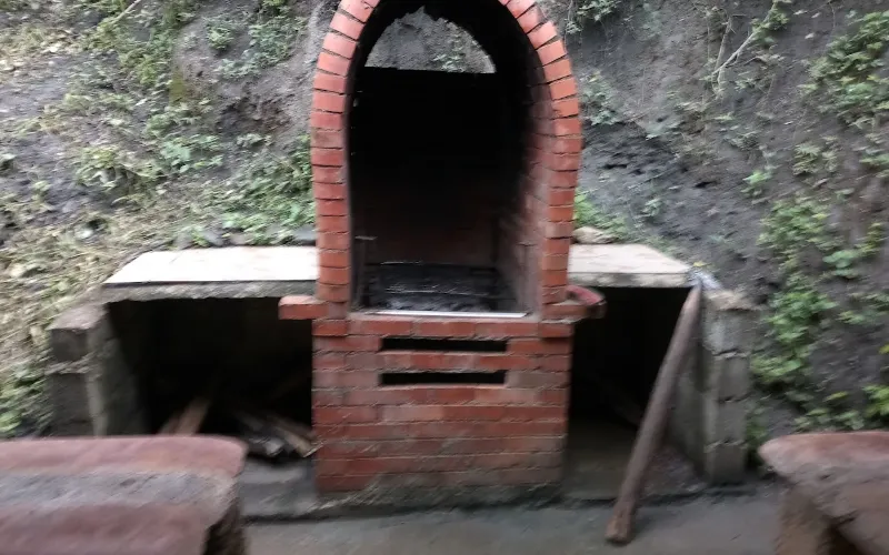 Horno de leña artesanal de ladrillos empotrado en la roca viva de la posada La Fuente en Caruao, La Guaira, Vargas, Venezuela