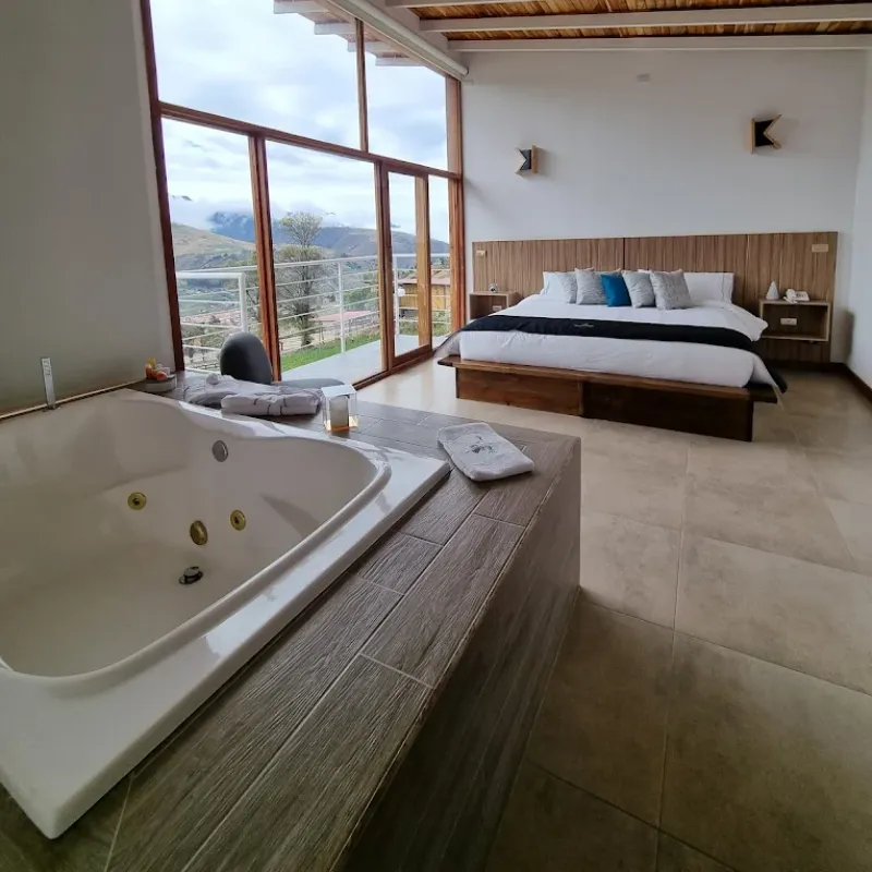Cabaña suite de la posada Rafaela y Cristóbal con jacuzzi, cama king size y ventanales con vista panorámica a las montañas de Mucuchíes, Estado Mérida, Venezuela