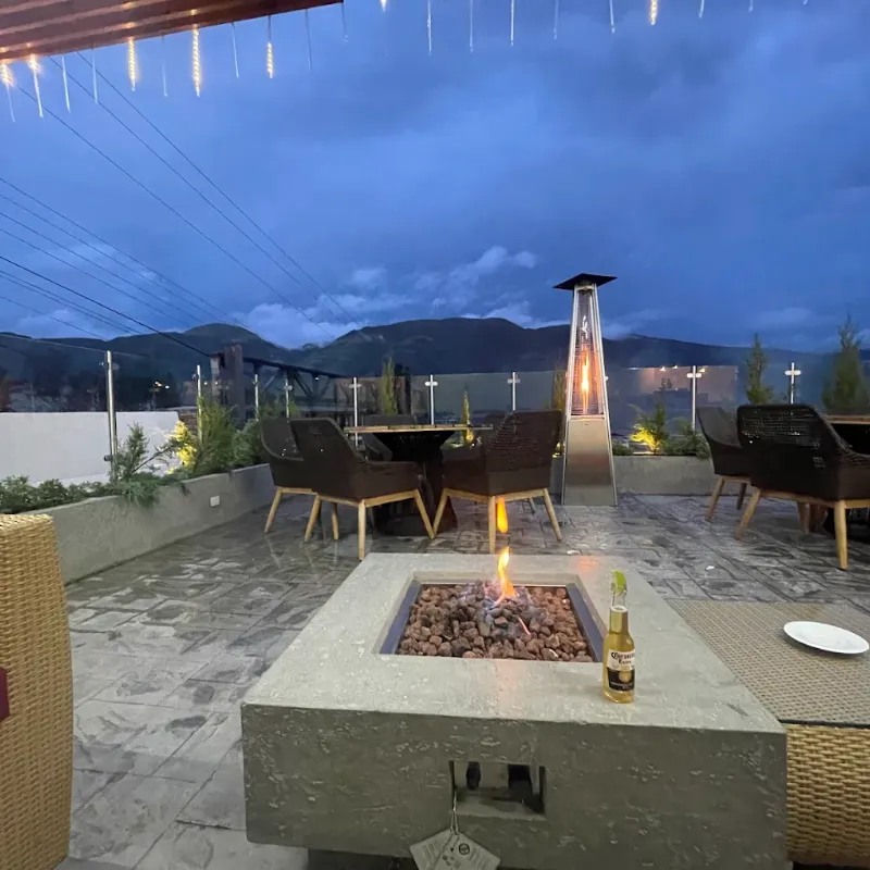 Terraza nocturna con chimenea de fuego, calefactor y vista a las montañas andinas de la posada Rafaela y Cristóbal en Mucuchíes, Estado Mérida, Venezuela