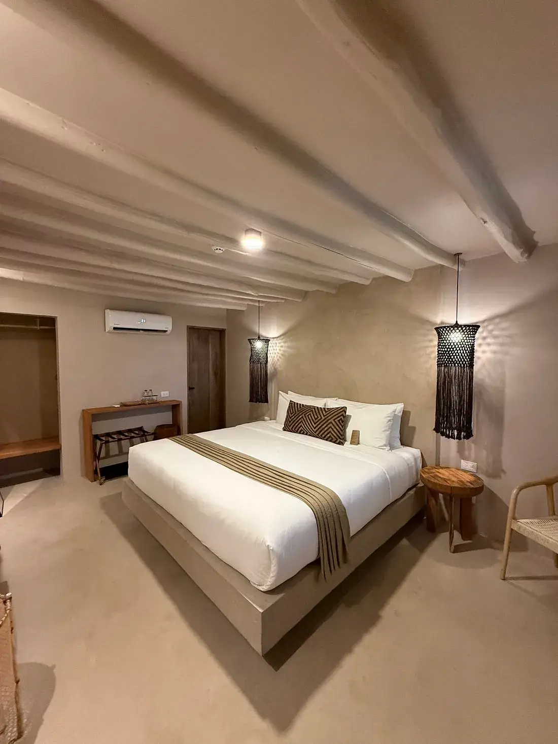 Habitación twin con dos camas, techo de palma, lámparas artesanales y decoración en fibras naturales en el Tapuy Lodge, frente a la Laguna de Canaima, Guayana, Estado Bolívar, Venezuela