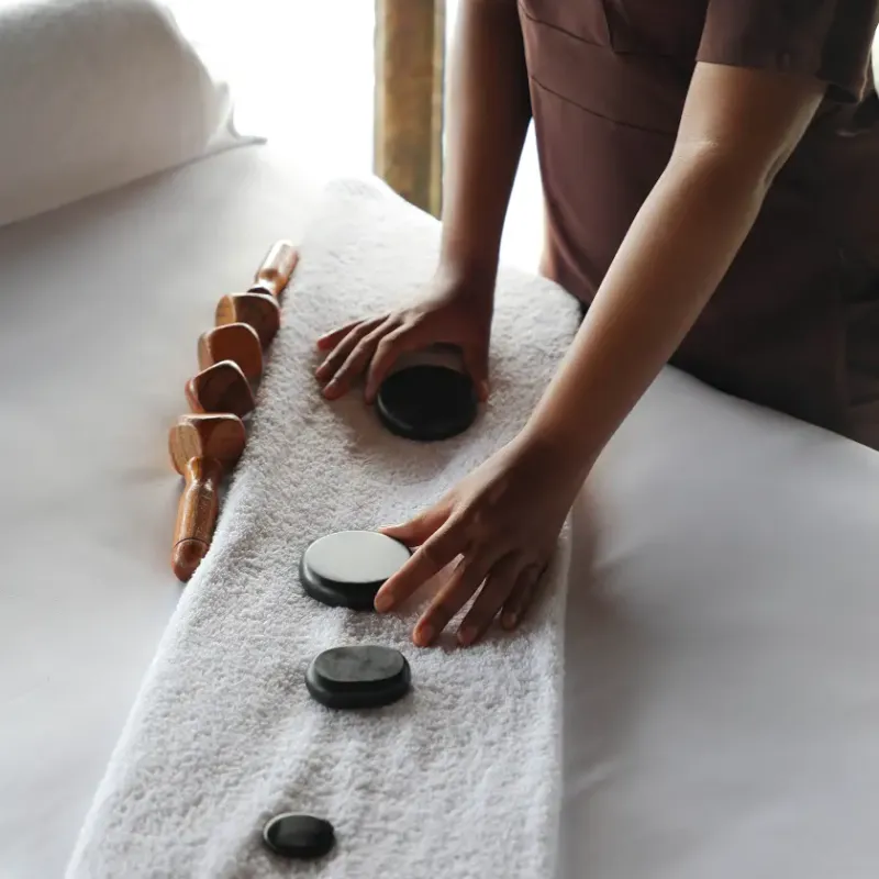 Servicio de spa con masaje de piedras calientes y herramientas de madera en el Waku Lodge, Canaima, Venezuela